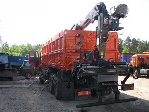 Самосвал КАМАЗ 65117 с краном манипулятором (КМУ HIAB 140B) на заднем свесе